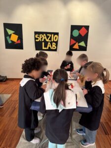 Il gruppo della prima B dell'Educandato Uccellis in visita a Casa Cavazzini
